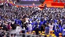 青岛大学毕业典礼《起风了》高音版轰动全场