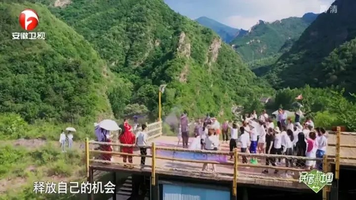 凌西黄胜楠参加彩虹短跑，一路从山脚跑向山顶｜民宿里的中国