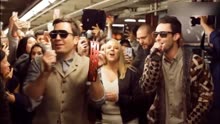 魔力红乐队惊现地铁站，演唱名曲《sugar》，瞬间被粉丝包围了