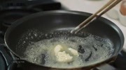 簡單快手蛋包飯：①洋蔥1/2個切丁、口蘑...