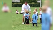 踢足球时小男生不小心撞到了小女生，他这应对方式萌翻了整个球场…这样的小绅士也太可爱了叭