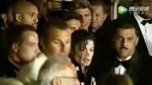 1997年，迈克尔杰克逊出席法国戛纳电影节，瞬间轰动