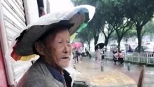 雨越下越大，菜卖的不多... 我和他搭话，他会心的笑了，说自己82岁了，吃不完的菜拿来卖！不想给儿孙增加负担