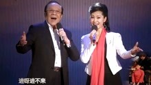 [图]于文华 杨洪基表演：白毛女《北风吹扎红头绳》，杨白劳西装革履