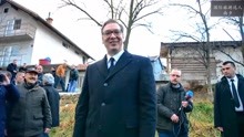 塞尔维亚总统武契奇走访农村：全程如此谦卑，像不像我们村长？