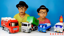 小泽和哥哥玩四辆不同风格的玩具车，有的可以变形，有的可以喷水