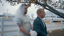 婚礼上的恶作剧：好哥们穿着婚纱假扮新娘，超搞笑03