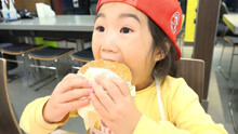 韩国宝蓝玩麦当劳快餐游戏，体验角色扮演的乐趣，好好玩！