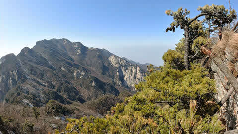 王顺山杜鹃峰顶观景台欣赏对面玉皇顶风景