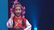 6岁小女孩真是可爱，带来京剧《卖水》选段，表演有模有样