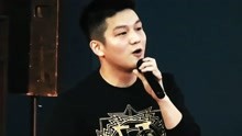樊振东翻唱陈奕迅的《十年》，台下观众一片掌声，男乒唱歌名场面