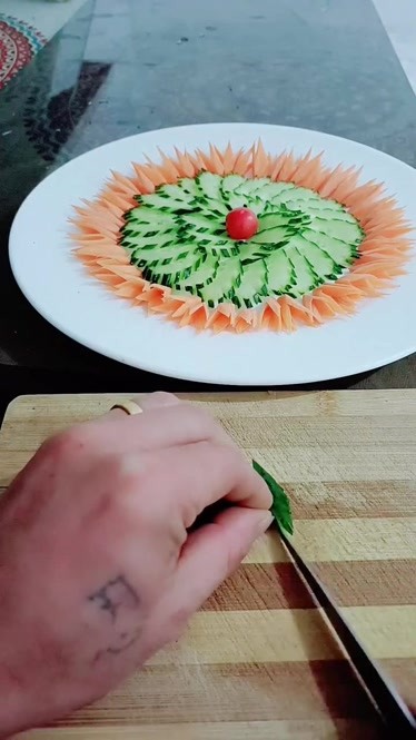 教你用萝卜和黄瓜雕花摆盘装饰好看又实用
