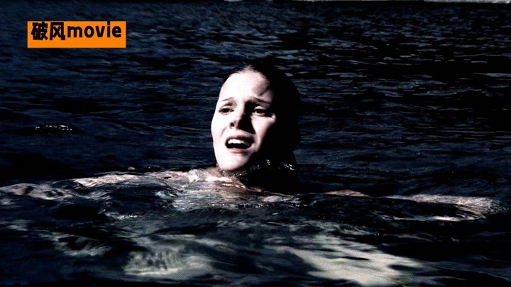 高分惊悚片！女孩独自一人到湖中游泳，没想到被水鬼拖入了水中