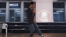 大学生舞房练迈克尔杰克逊经典舞蹈《Billie Jean》