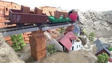 乐高玩具：修建的铁路被洪水摧毁！小镇的居民要如何全身而退